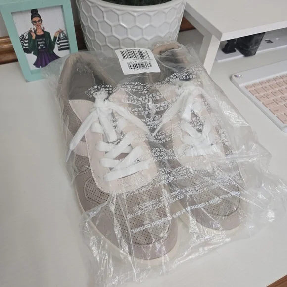 NWT Old Navy Women’s Sneakers Size 10 Neutral Beige Casual Shoes - Picture 9 of 9